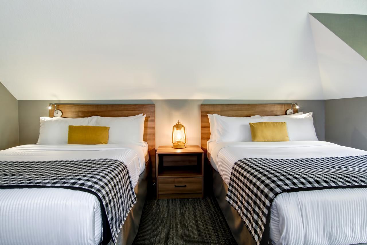 Queen Room with Two Queen Beds - Pet Friendly,519714552:JPEG