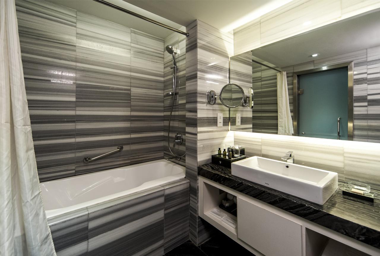 Deluxe King Room Partial Sea View