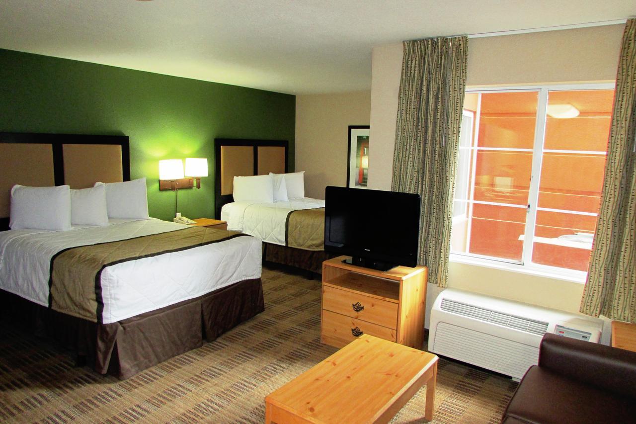 Deluxe Studio with 2 Queen Beds