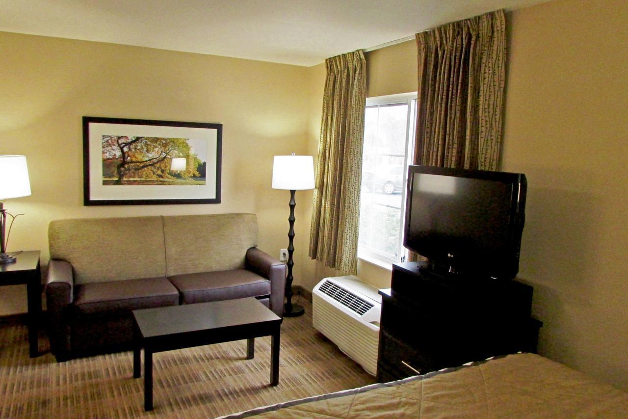 Deluxe Studio with 1 Queen Bed