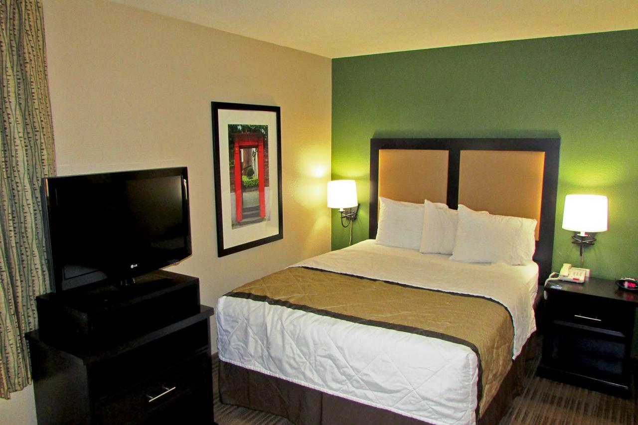 Deluxe Studio 1 Queen Bed