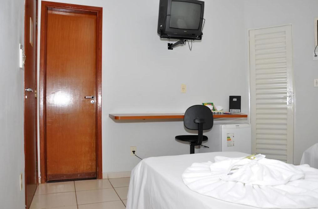 Quarto com 2 Camas de Solteiro e Banheiro