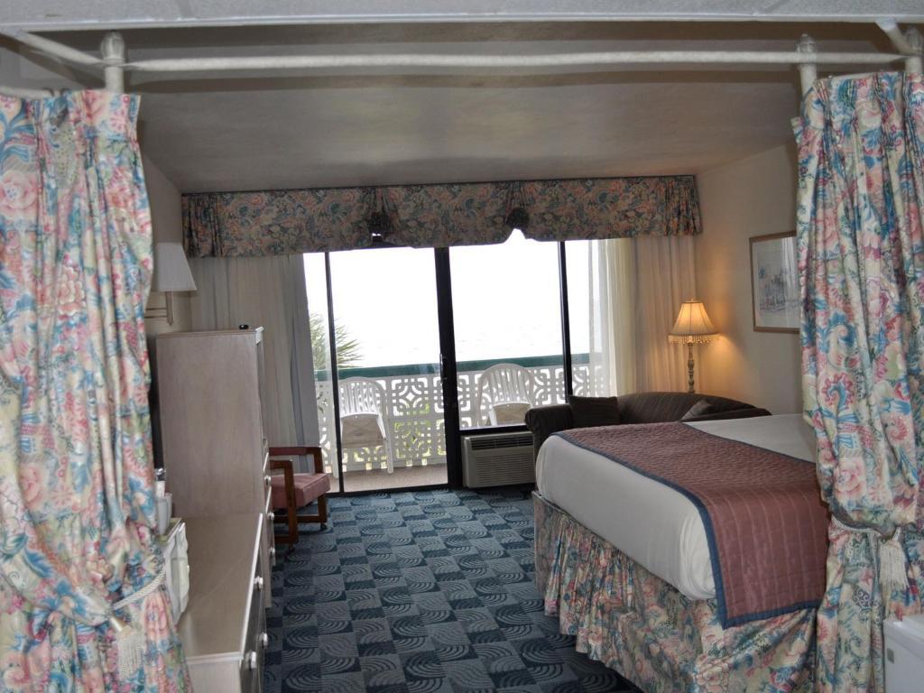 Queen Room with Kitchenette- Ocean View