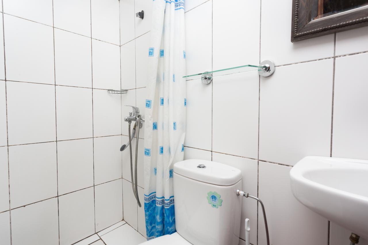 Single Room Shared Shower Toilet