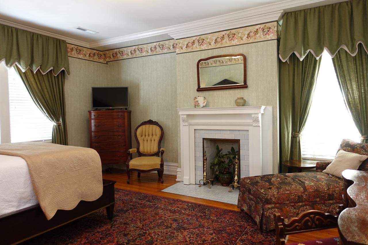 Queen Room - Maclellan House