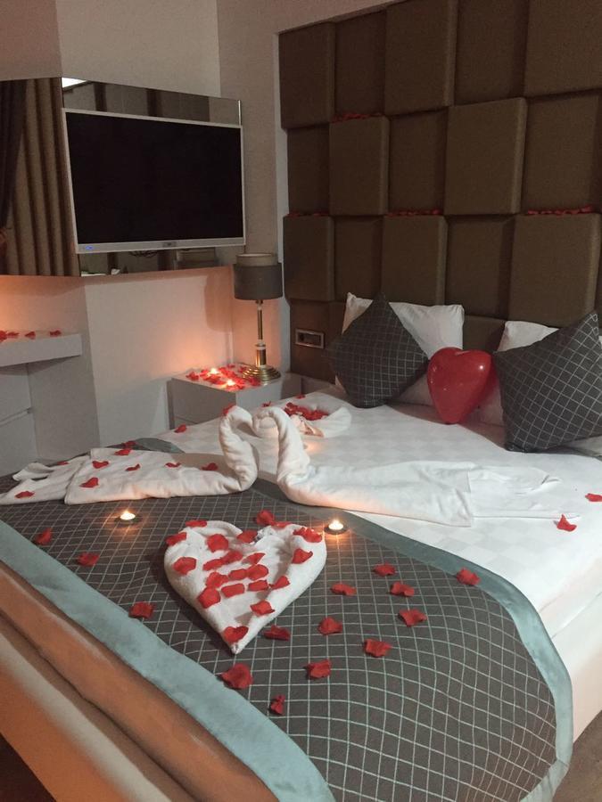 Honeymoon Suite