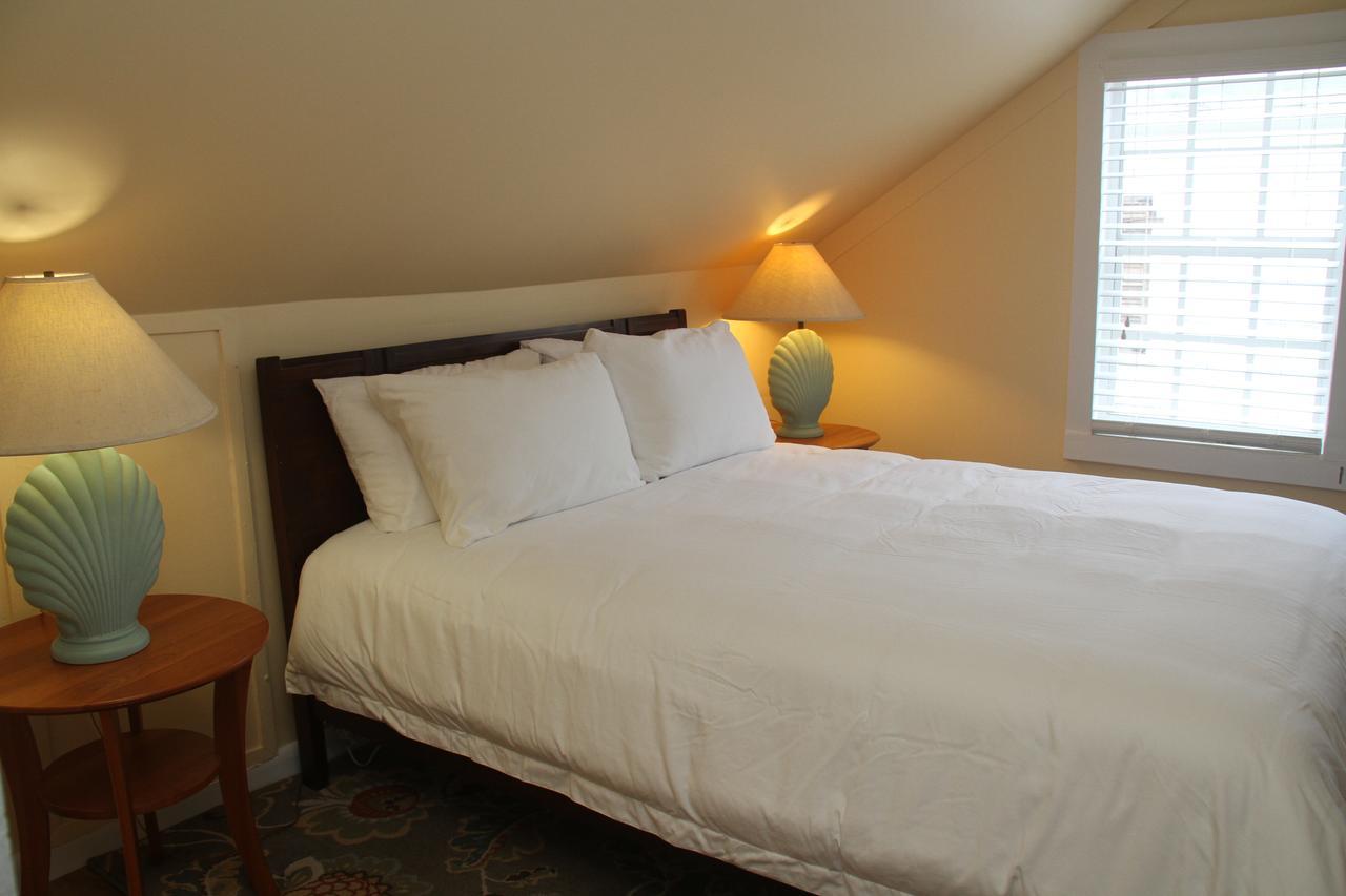Deluxe Queen Suite