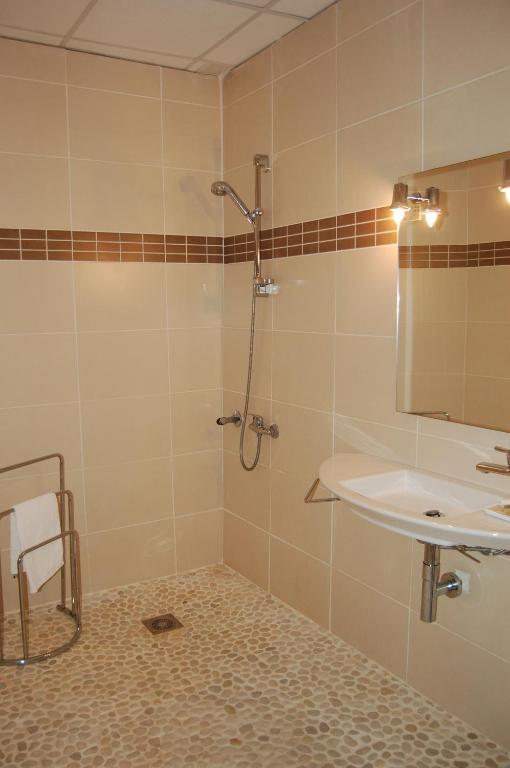 Triple Room,631080408:JPEG