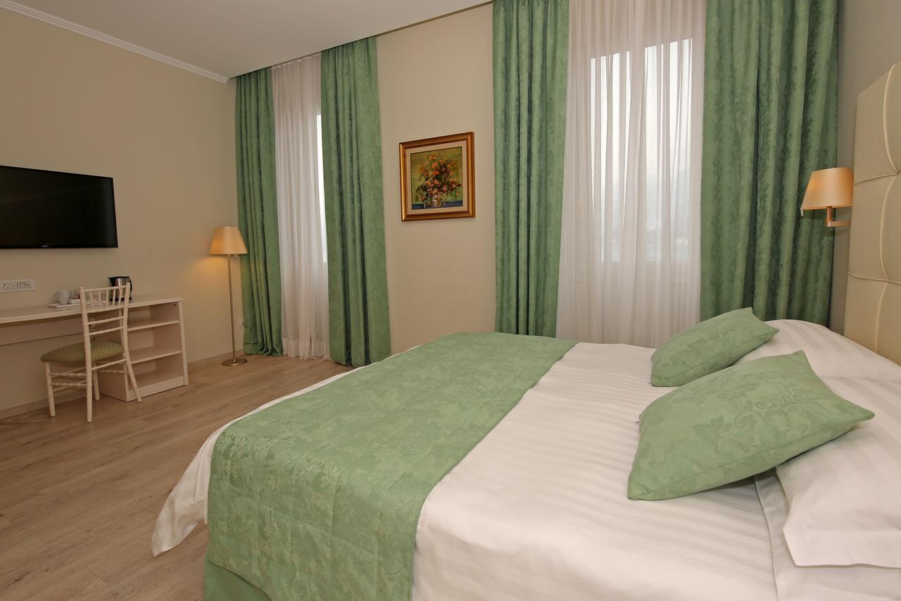 Classic Double or Twin Room Lake View