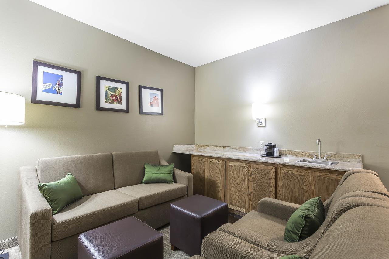 Suite Two King Beds Accessible or Non-Smoking