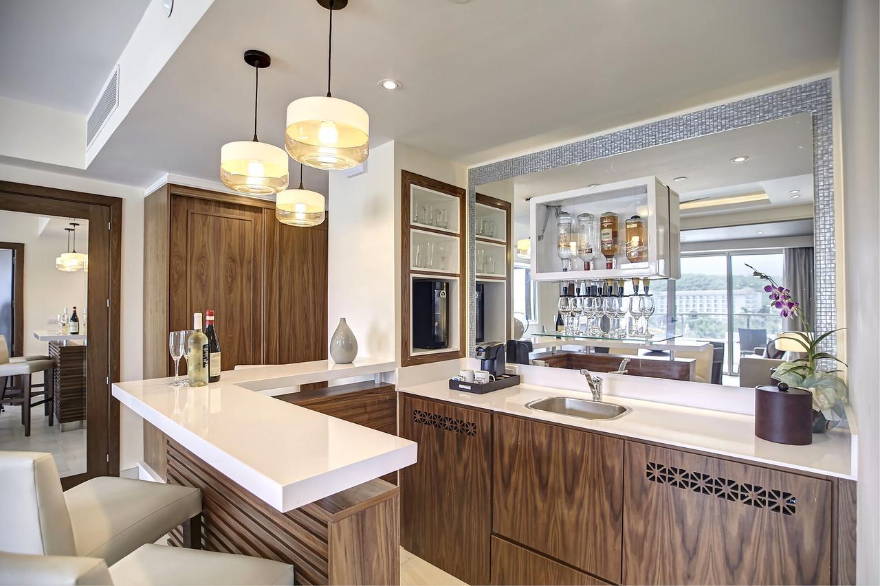 Luxury Presidential One Bedroom Swim Out Diamond Club
