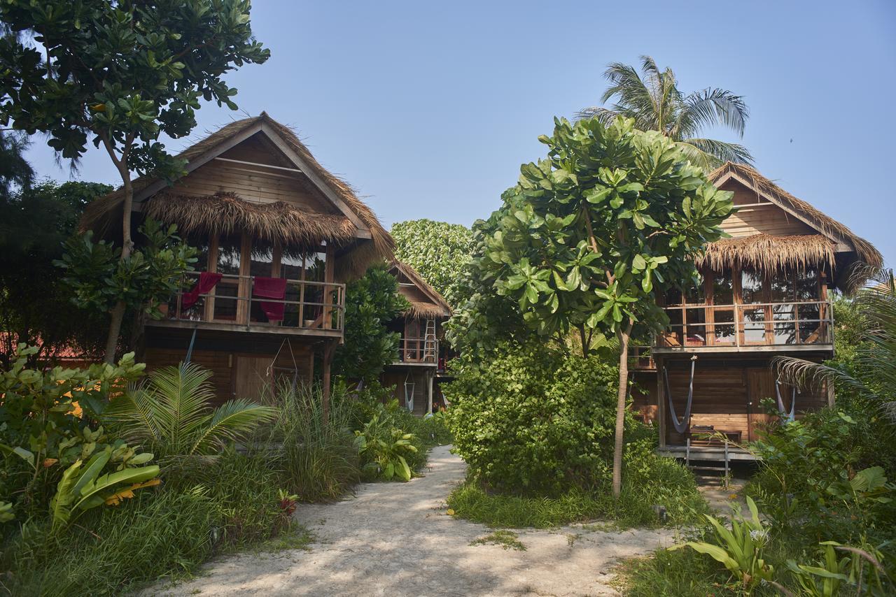 Large Breezy Bungalow Garden View