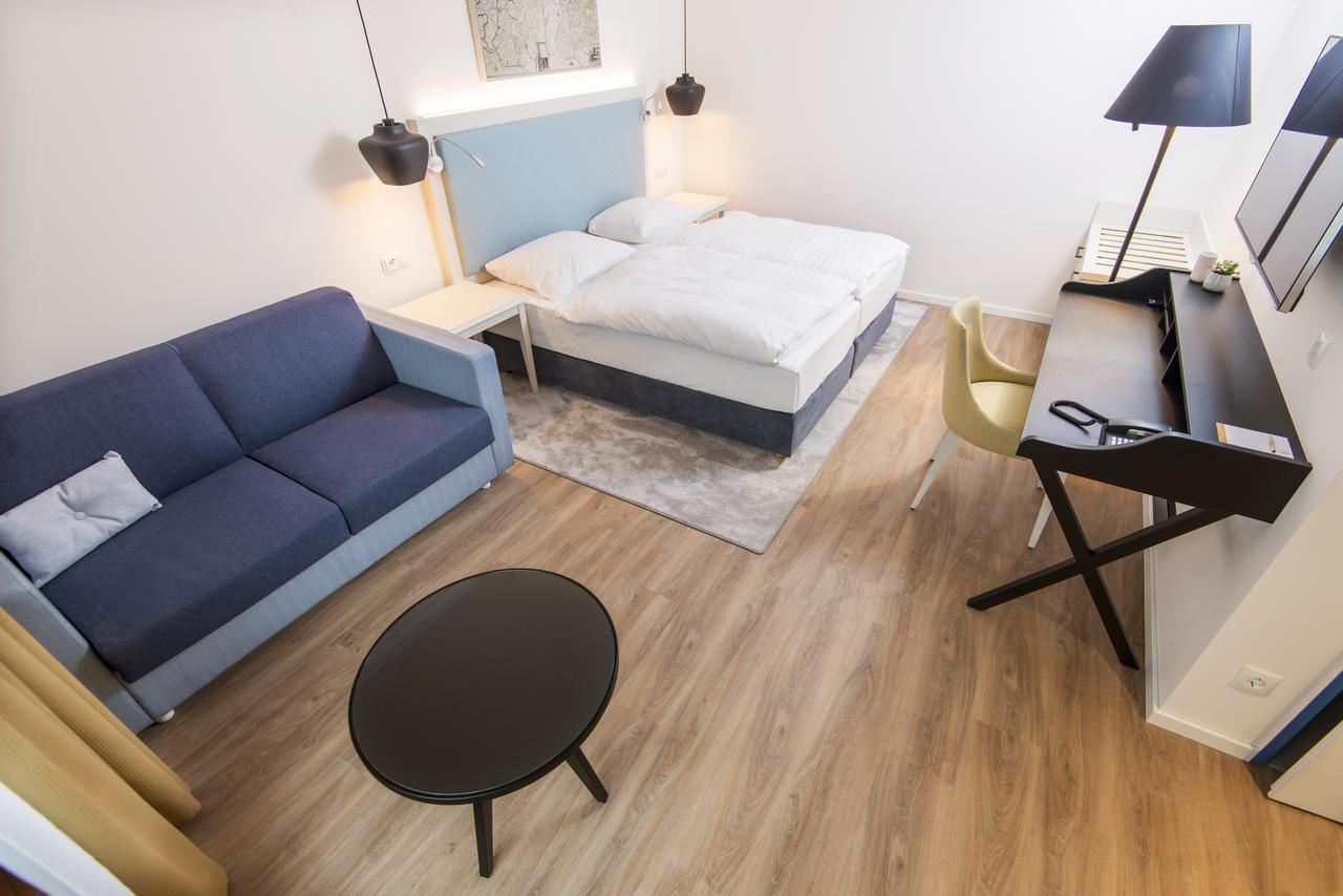 Grosses Wohnzimmer zum Lichthof