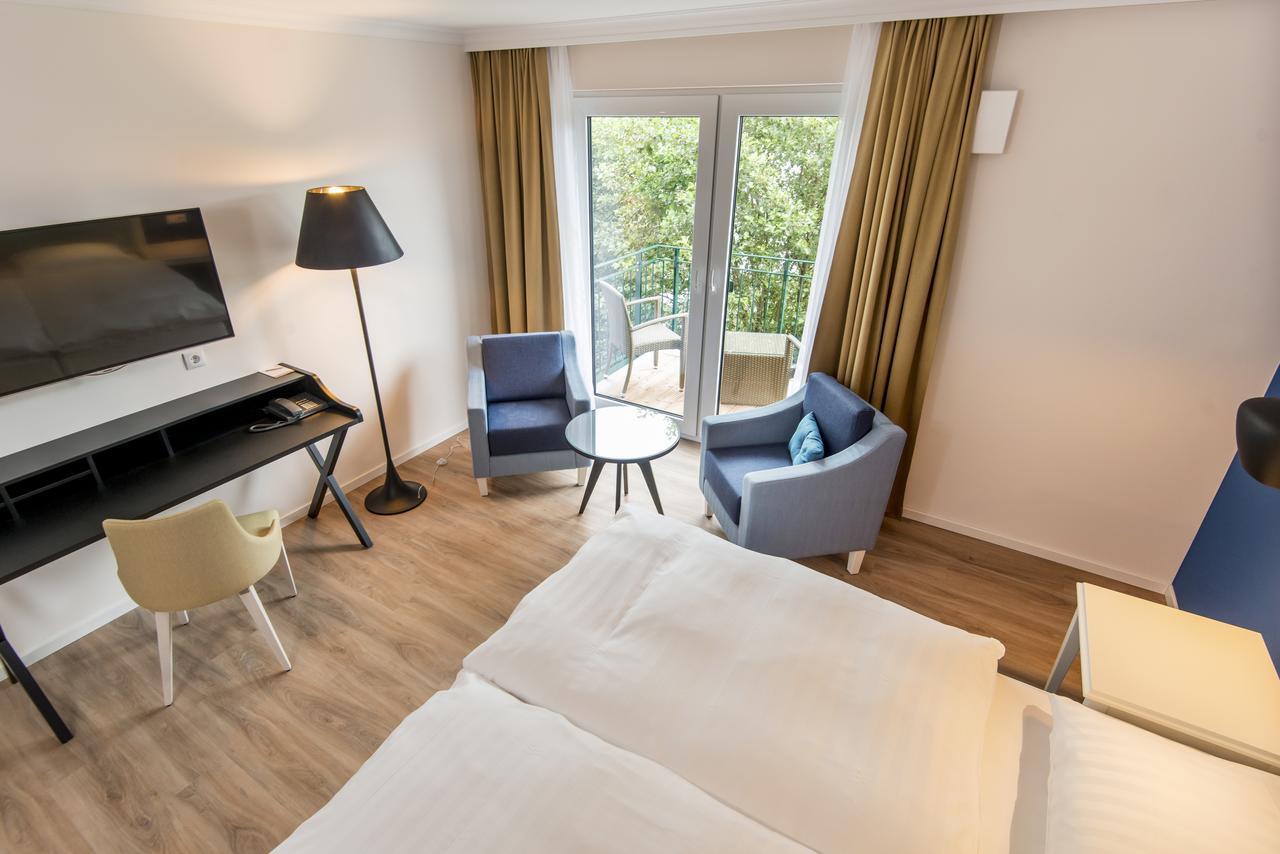 Wohnzimmer mit Balkon