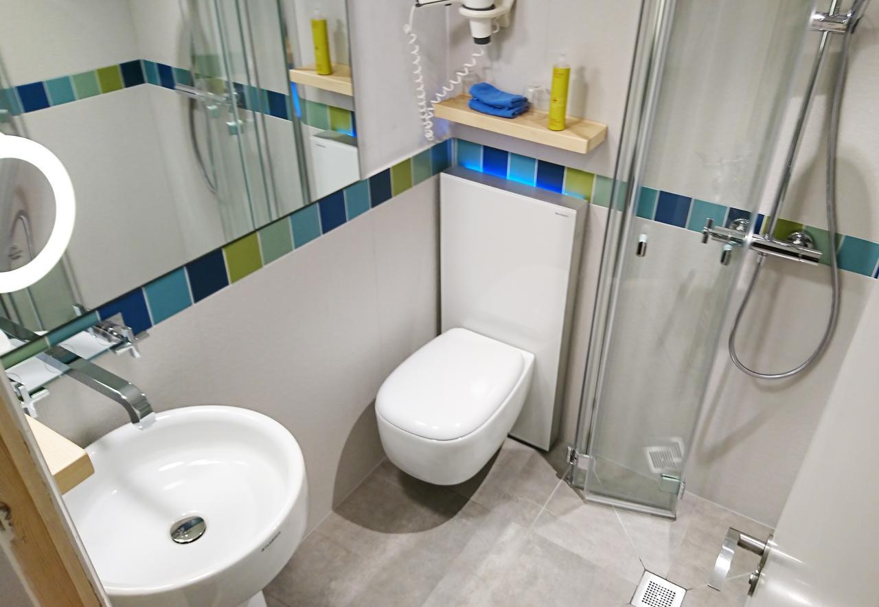 Small Double Room,151075093:JPEG