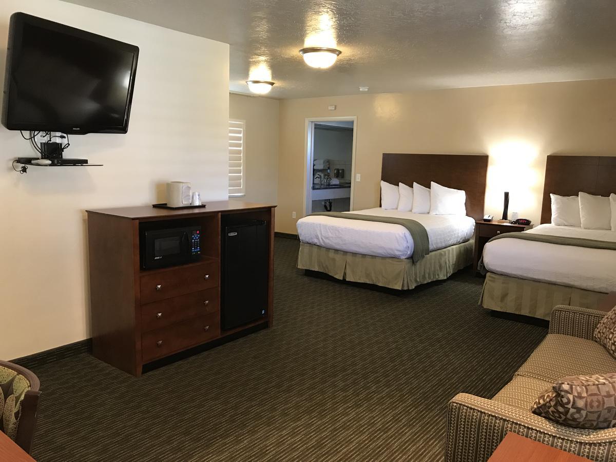 Two Queen Suite Roll Shower Non-Smoking or Disability Access