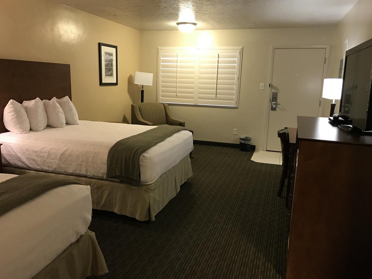 Queen Room with Two Queen Beds and Walk-in Shower - Disability Access