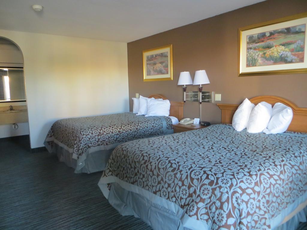 Studio Suite Two Queen Beds Non-Smoking