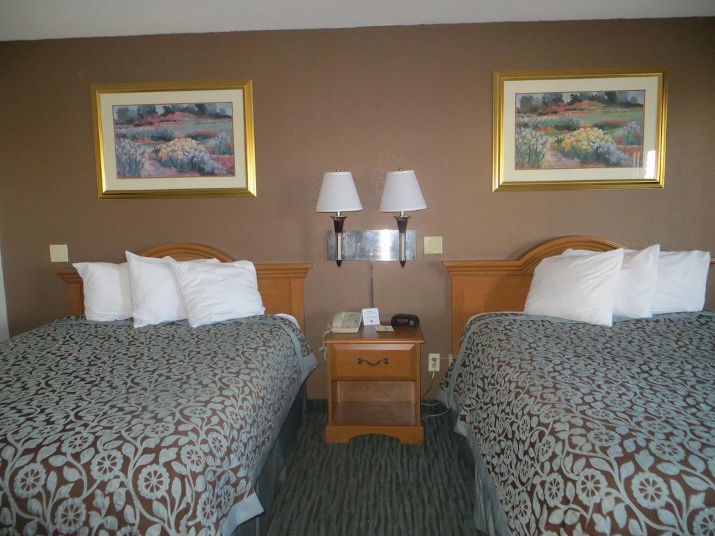 Studio Suite Two Queen Beds Non-Smoking