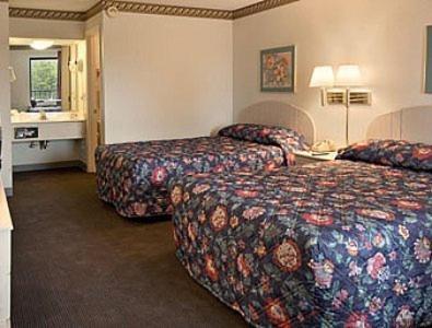 Queen Room with Two Queen Beds - Smoking