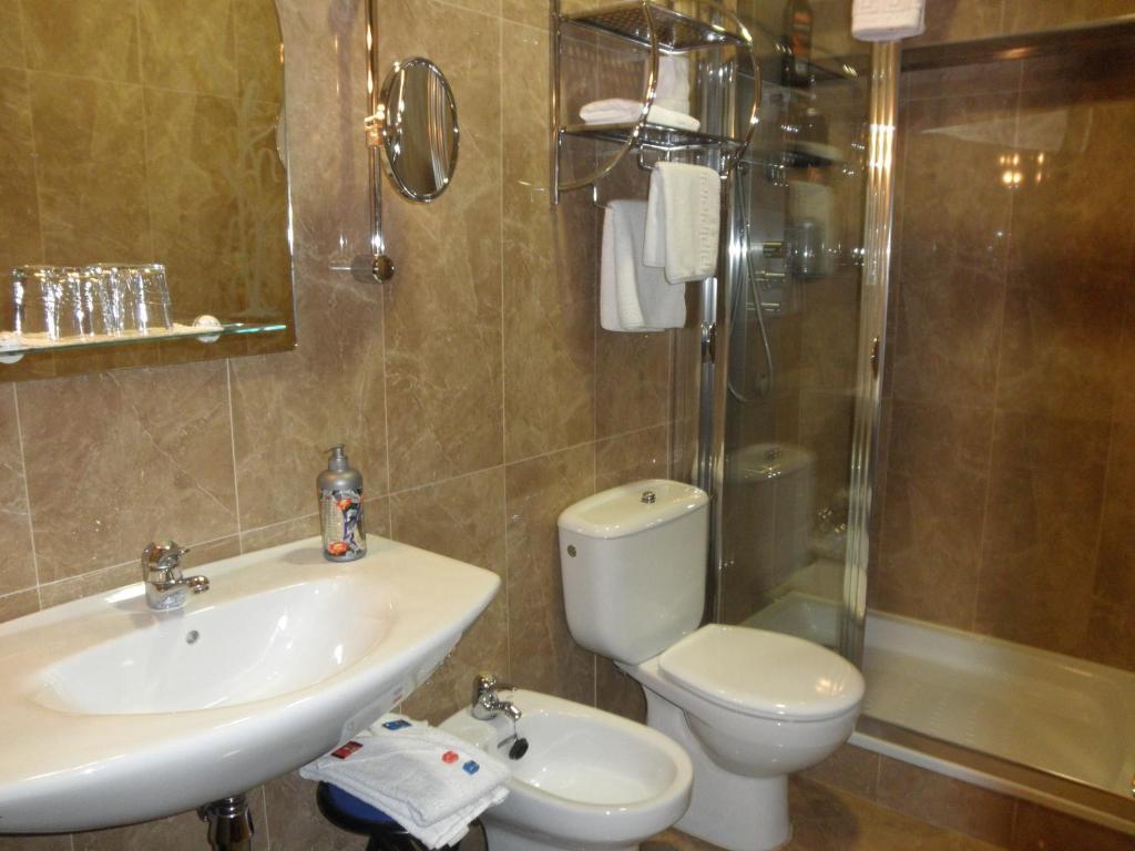 Quarto Duplo com Cama Extra e Estacionamento Incluído