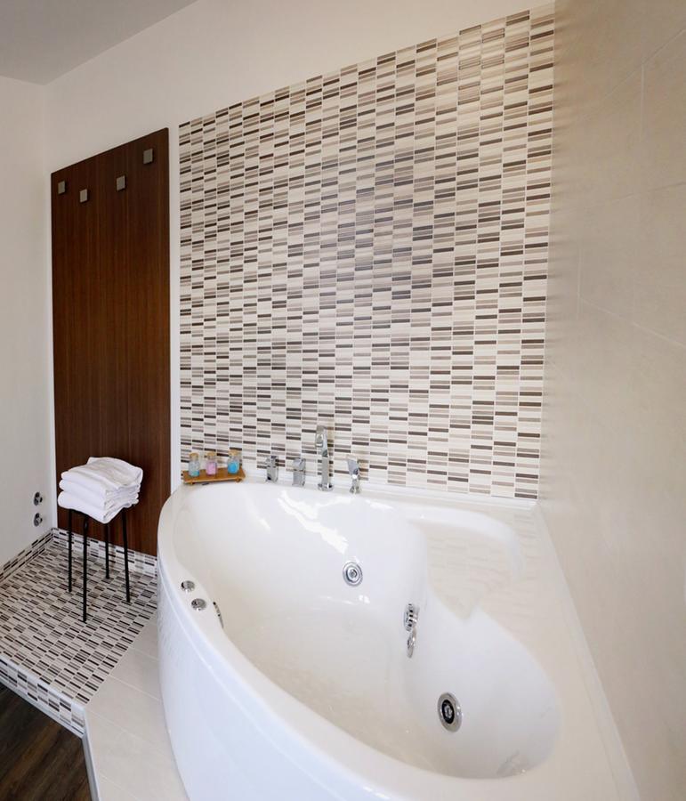 Deluxe Double or Twin Room Spa Bath