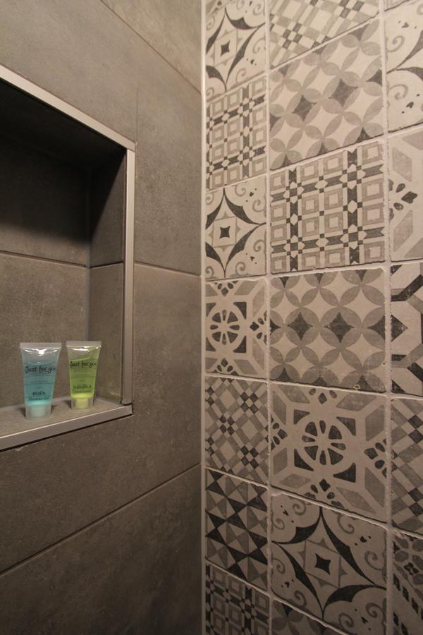 Deluxe Double Room Shower