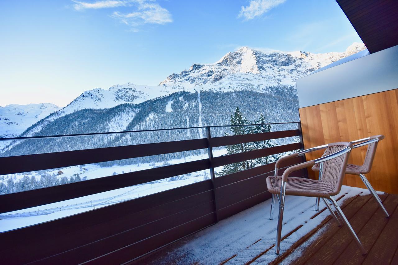 Doppelzimmer mit Balkon und Sitzbereich
