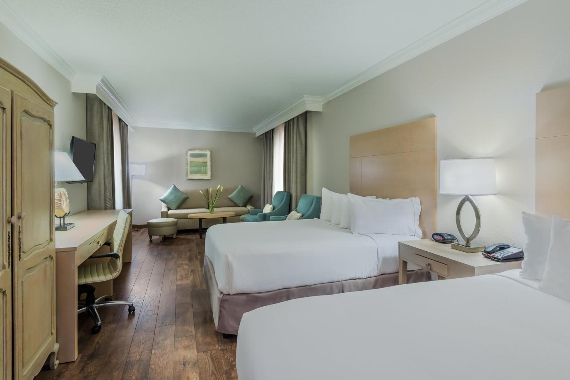 One-Bedroom Queen Suite