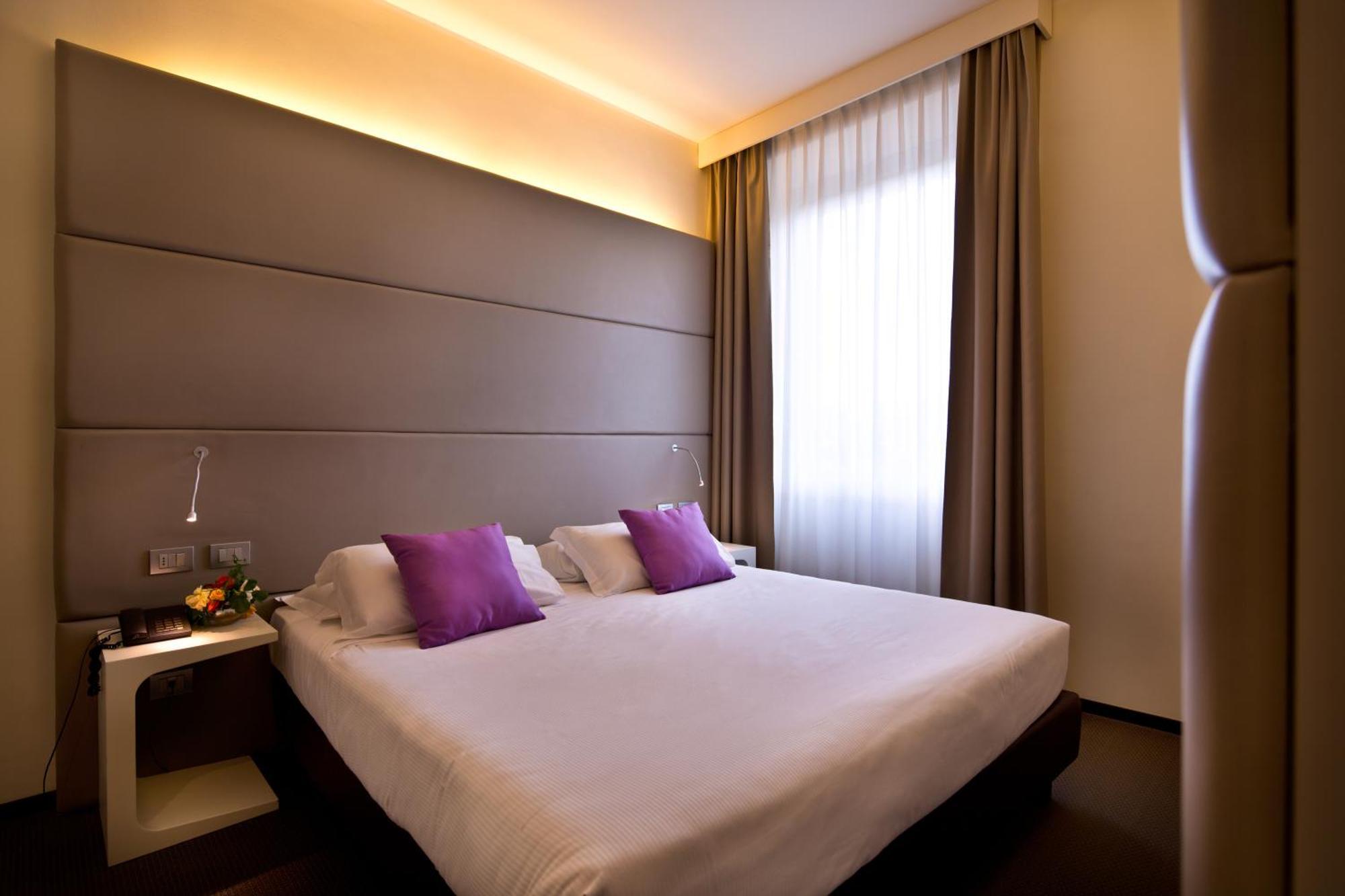 Camera Tripla Classic