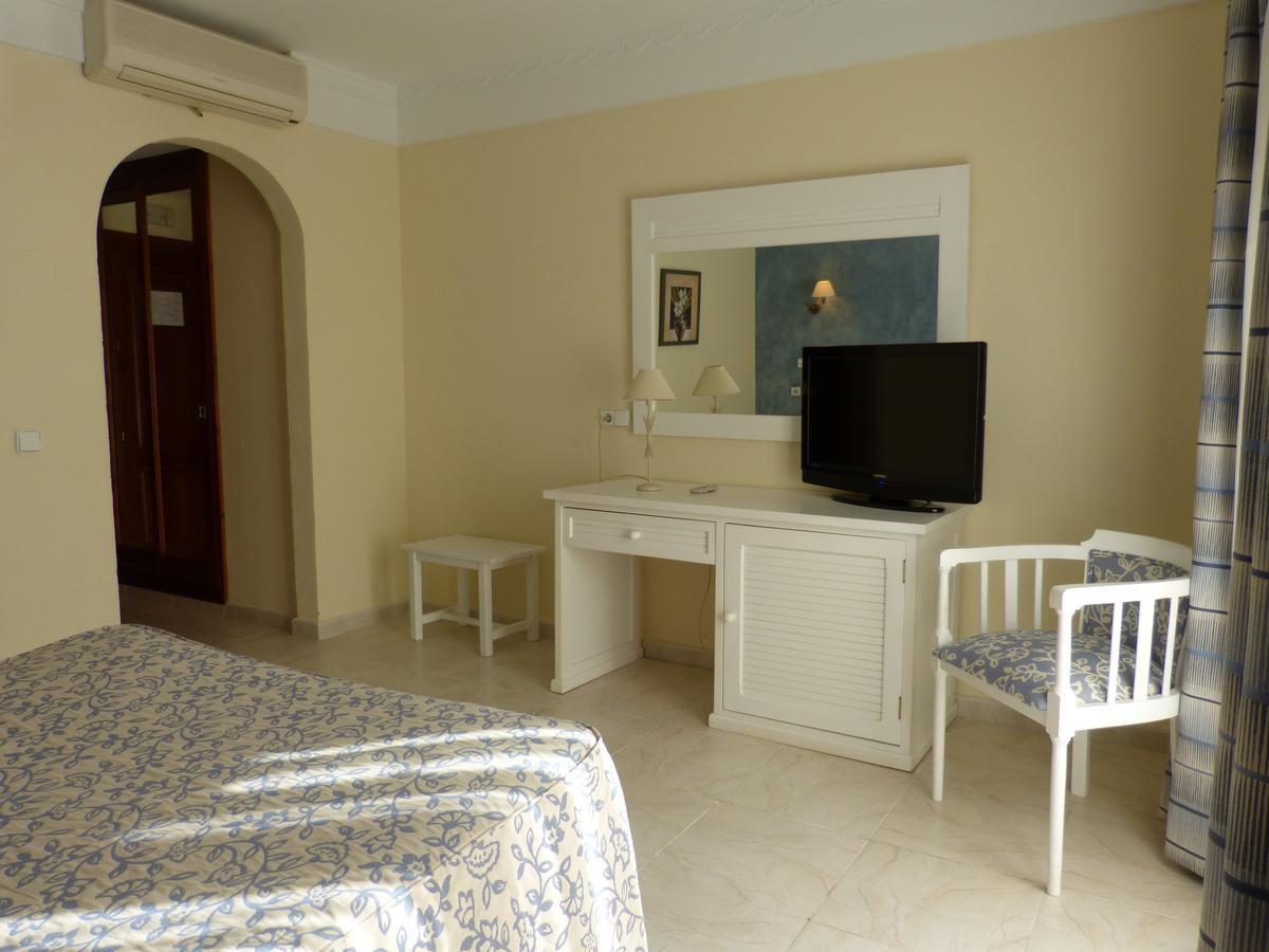 Standard Double or Twin Room,573463584:JPEG