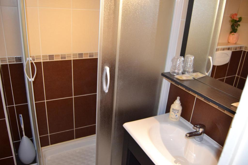 Habitación con cama grande
