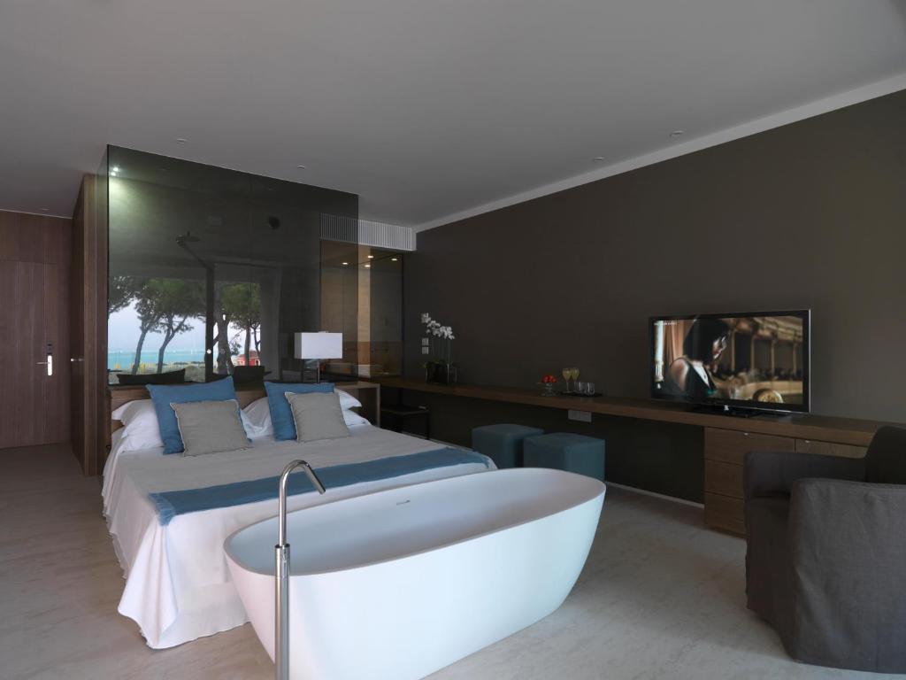 Suite Balcony,398999643:JPEG