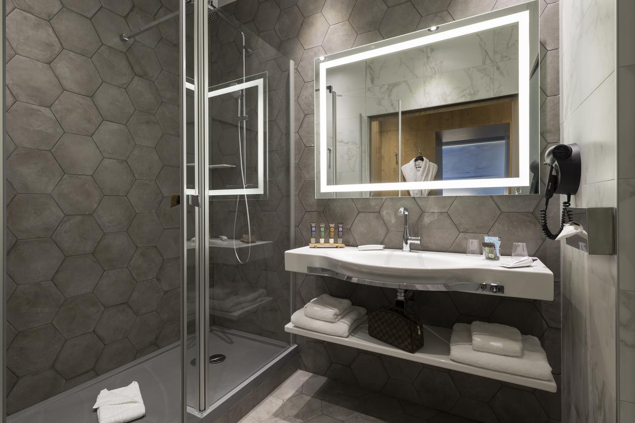 Junior Suite with One Queen Bed and Sofa,1542552865:JPEG