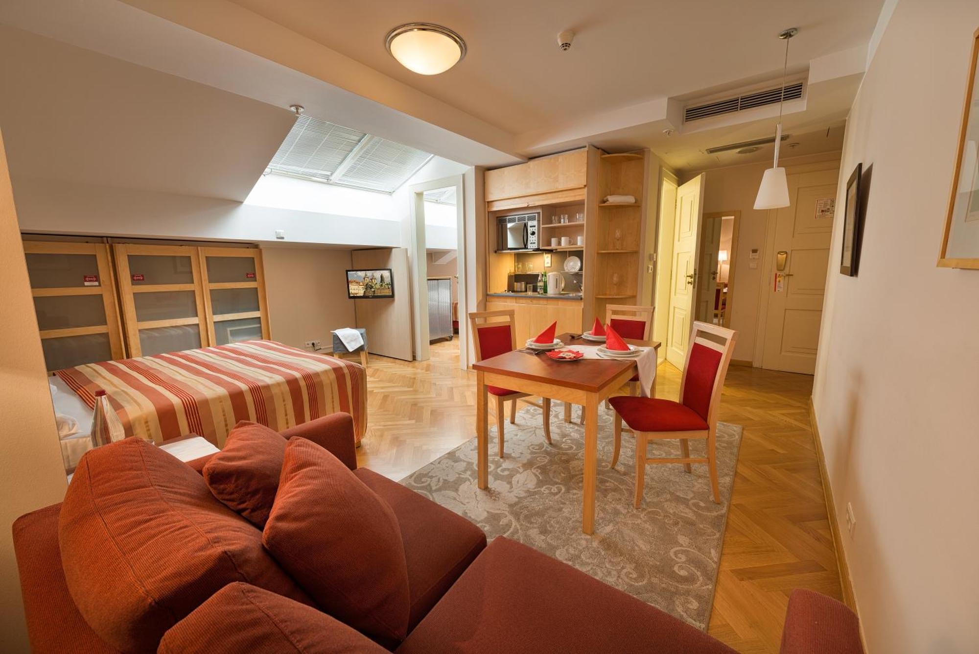 Studio met Kingsize Bed en Slaapbank