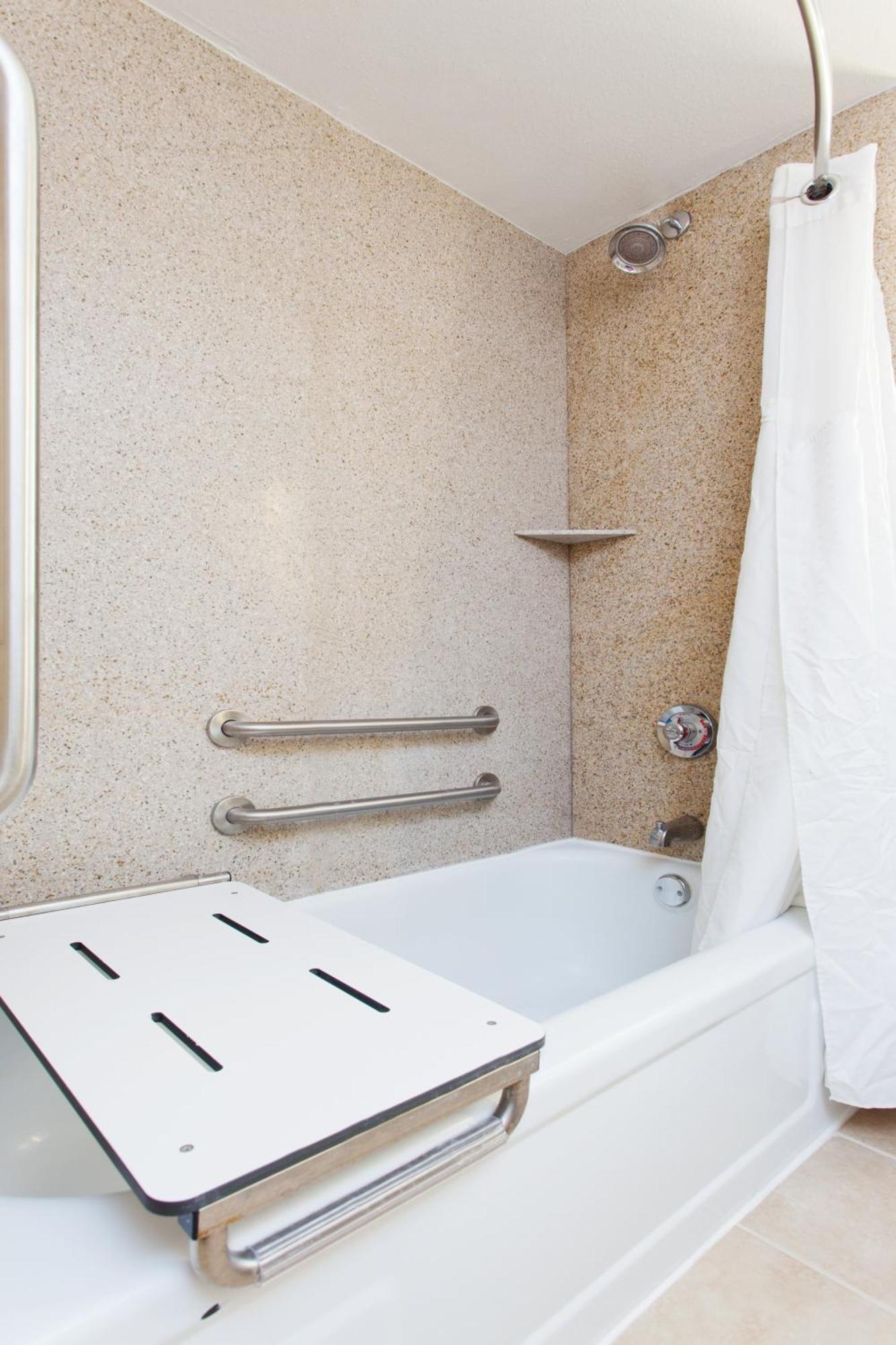 King Room - Mobility Access Tub - Non-Smoking