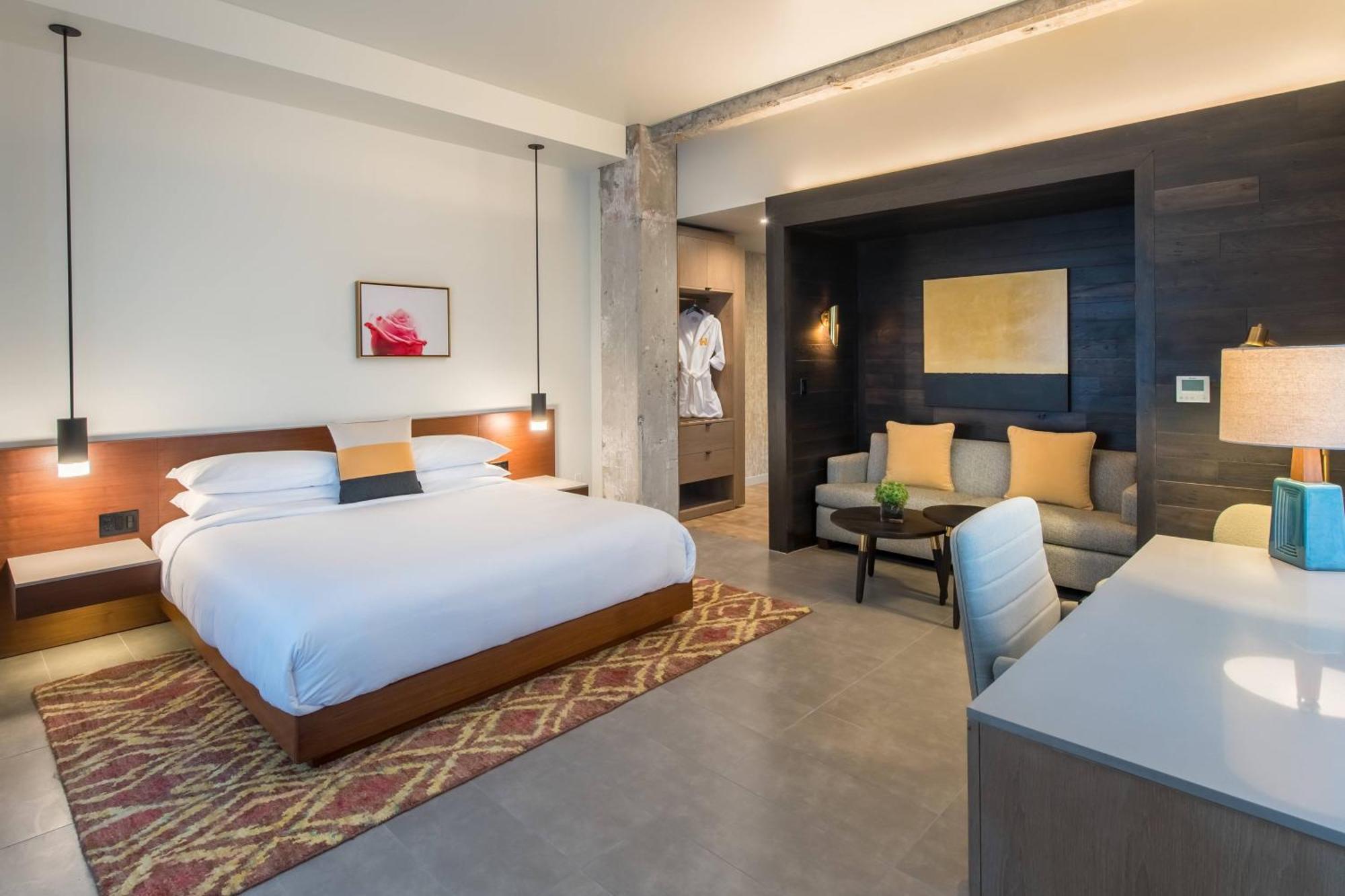 Corner Junior King Suite with City View,581005725:JPEG