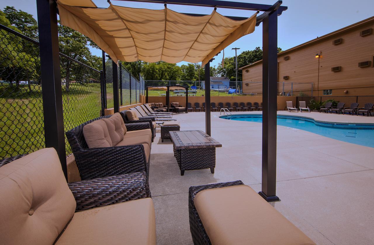 Two Queen Bed Standard Motel Unit Bridge View