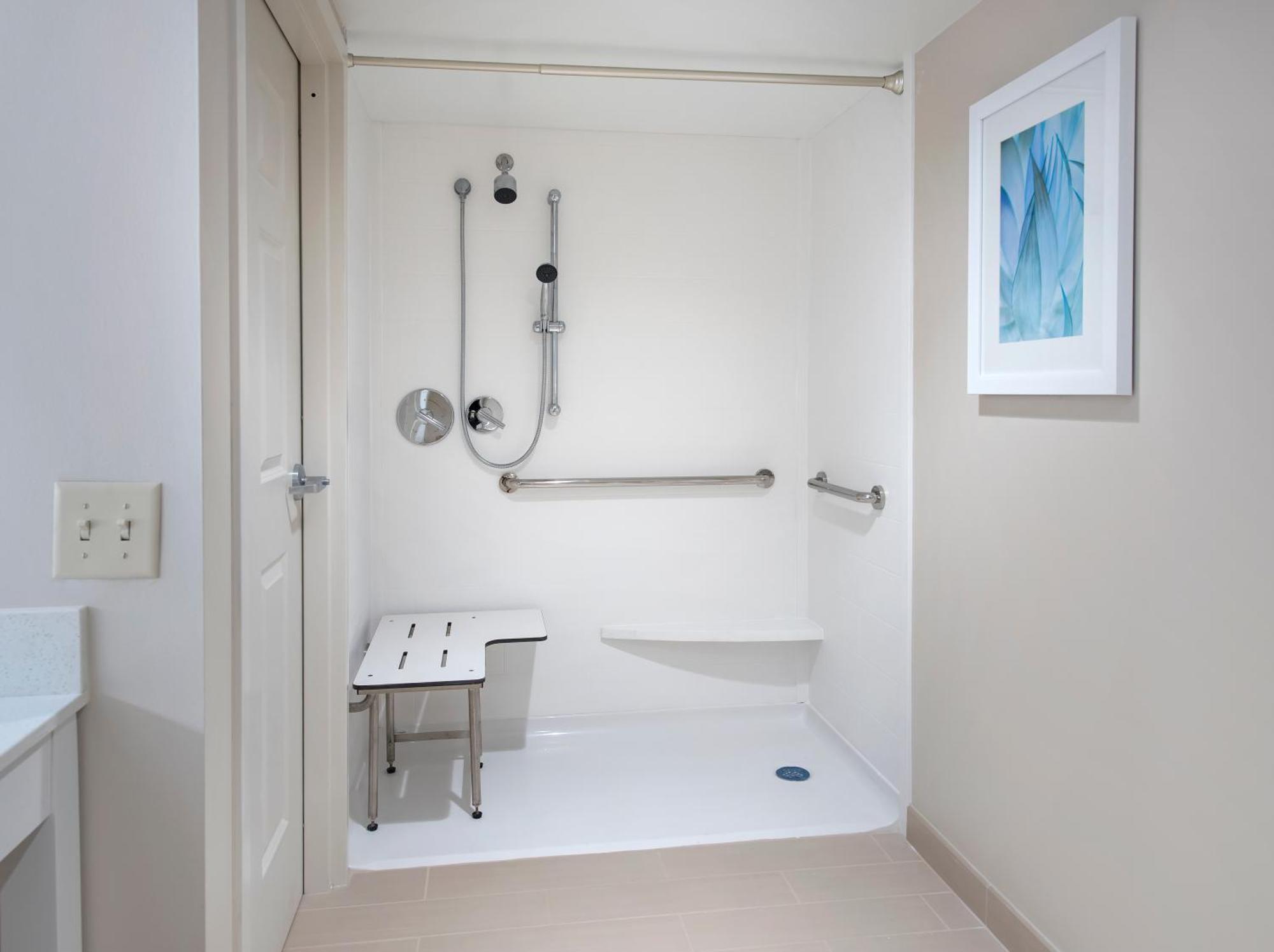 King Room with Roll-In Shower - Disability Access,711633112:JPEG