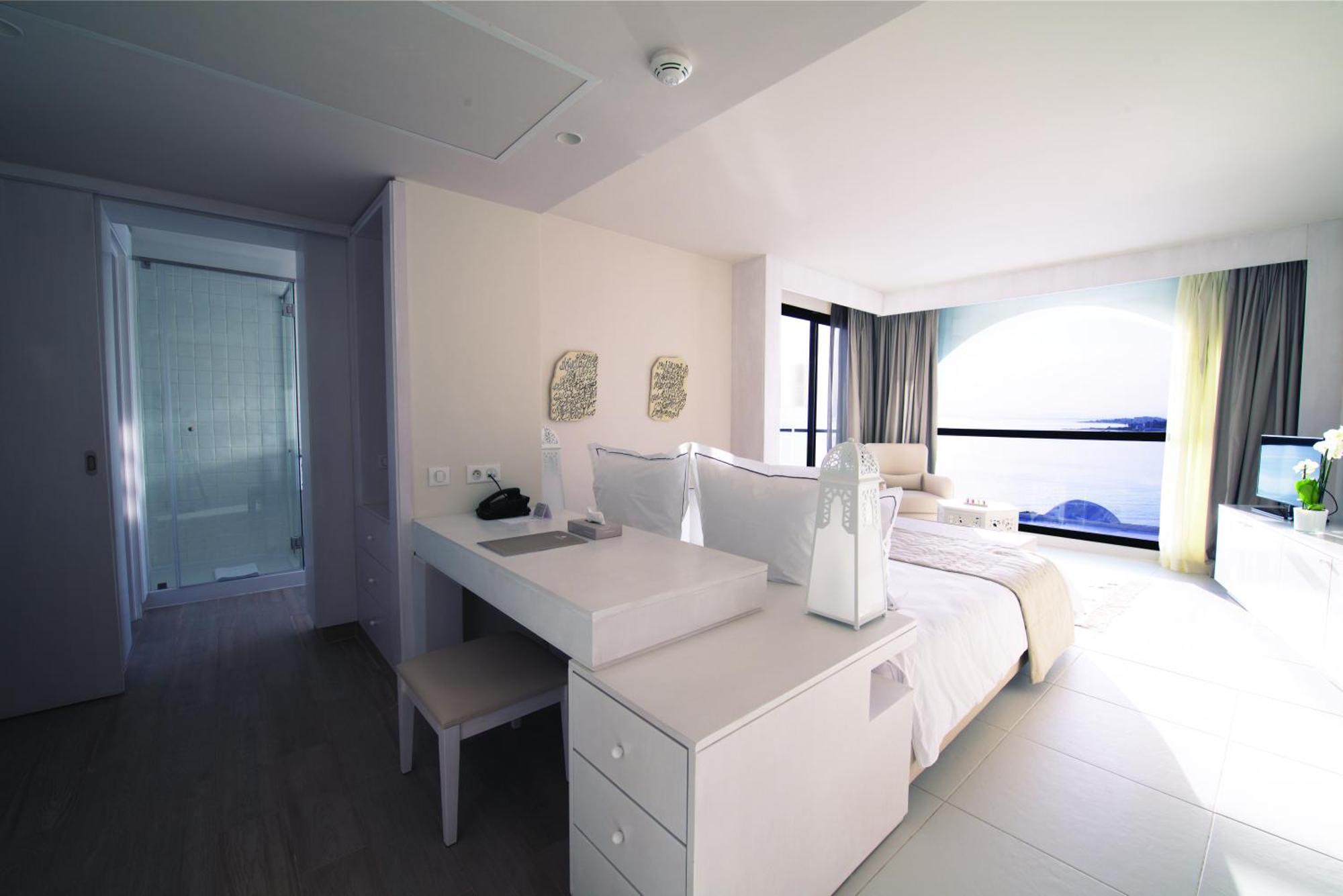 Deluxe Twin or Double Suite Partial Sea View
