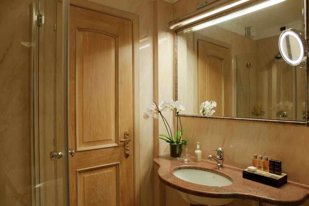 Deluxe Double or Twin Room Mountain Side