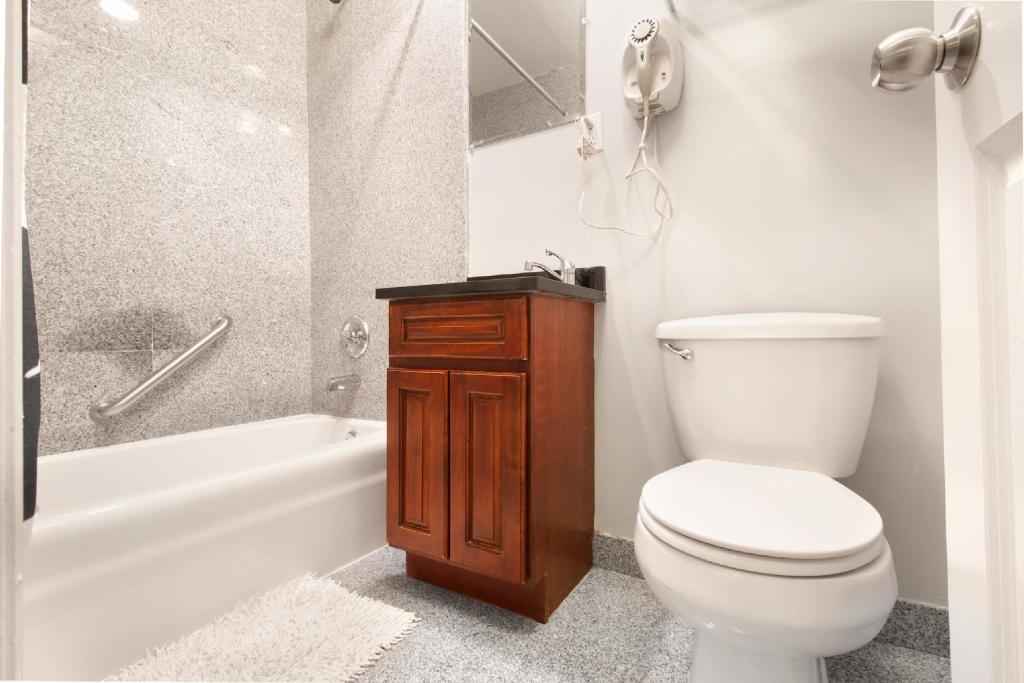 Economy Room with Shared Bath,65564896:JPEG