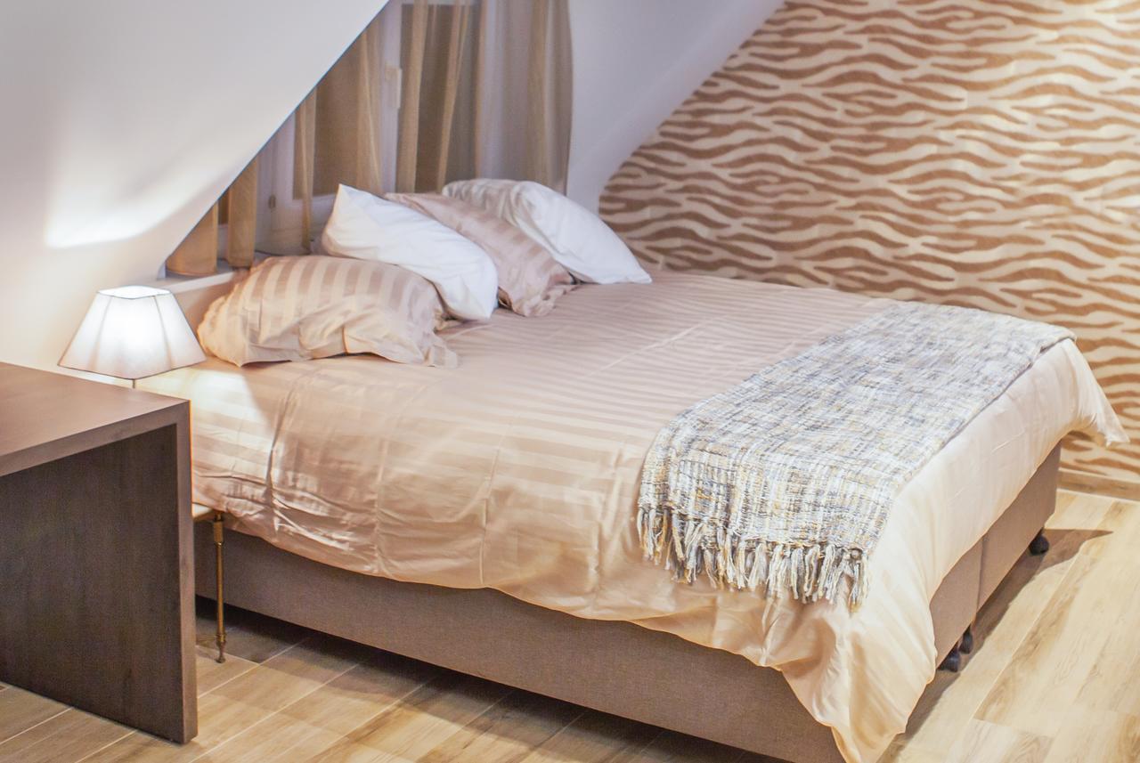 Kamer met Queensize Bed en Uitzicht op de Tuin