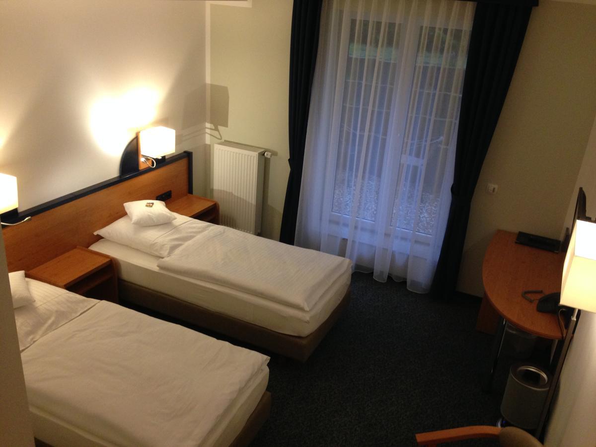 Doppel-/Zweibettzimmer mit Bad