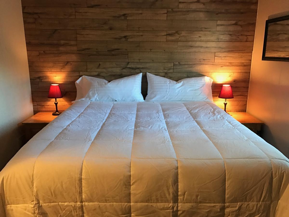 Lake Front 2 bedroom Cabin Bath