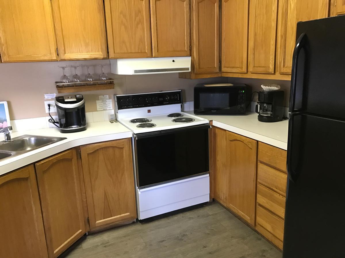 Lake Front 2 bedroom Cabin Bath