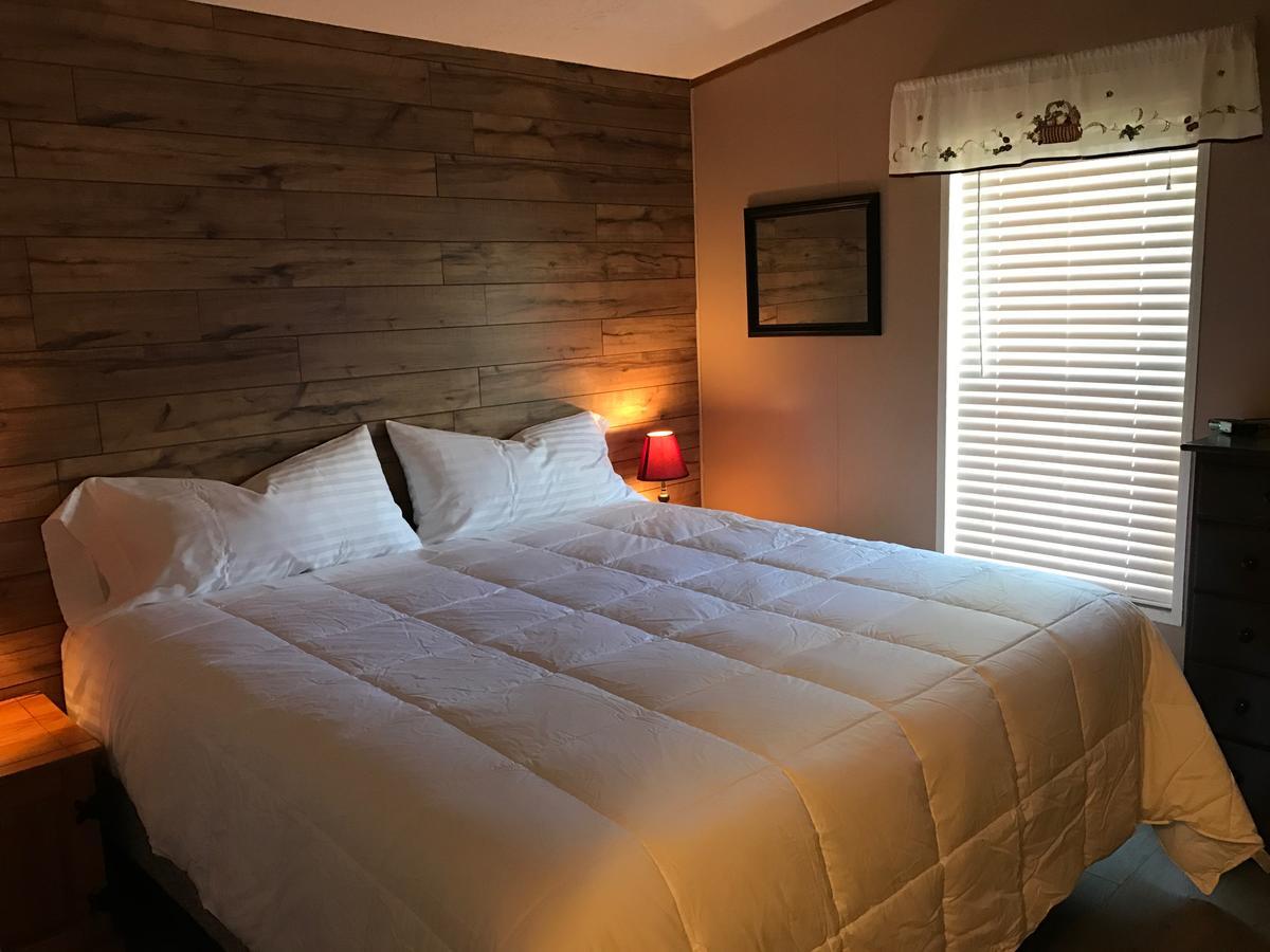 Lake Front 2 bedroom Cabin Bath