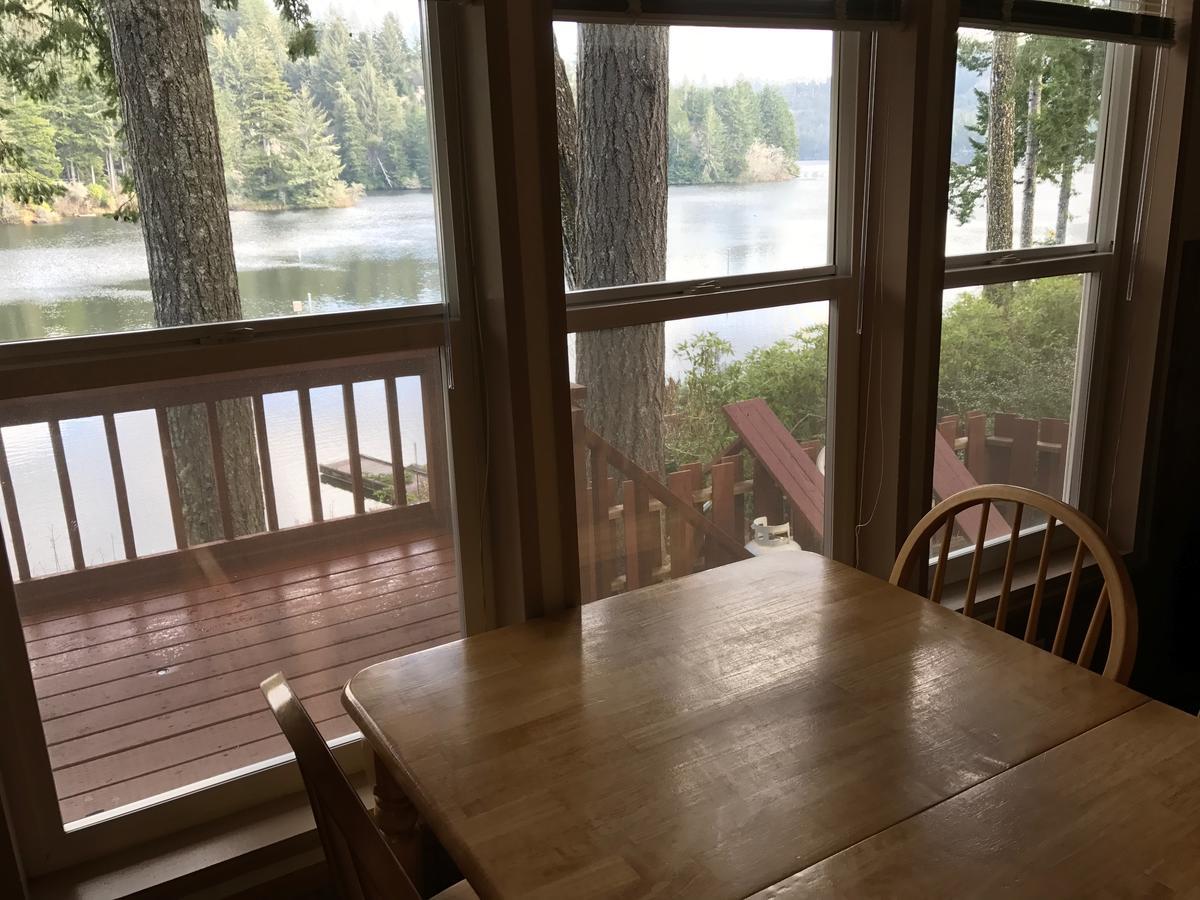 Lake Front 2 bedroom Cabin Bath