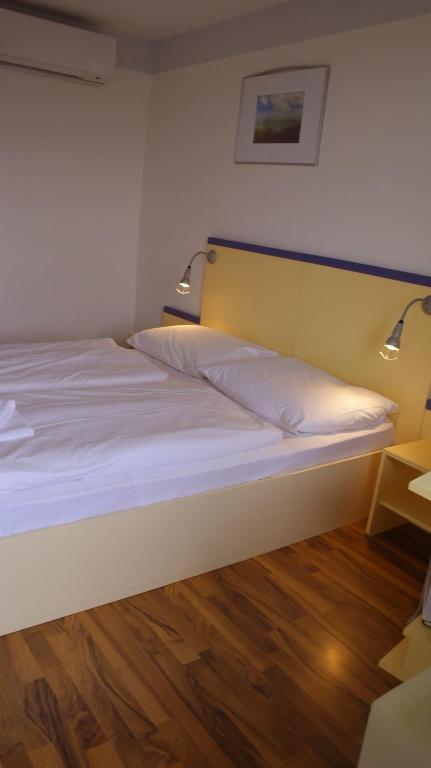 Doppelzimmer mit Straßenblick