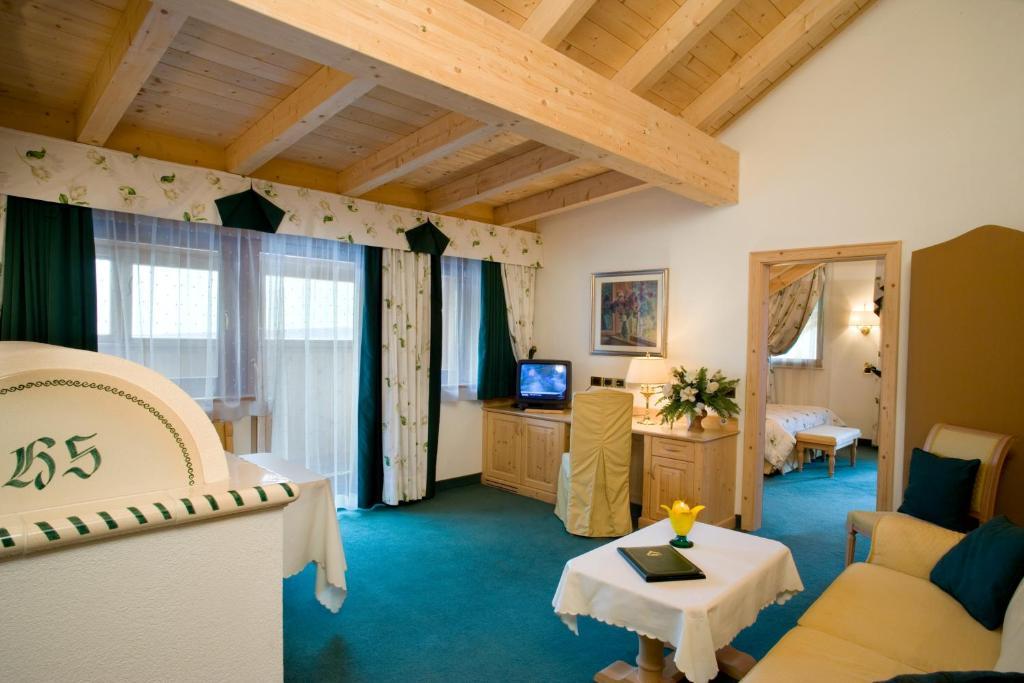 Suite,541195293:JPEG